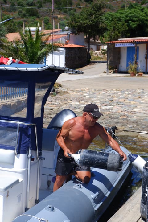 Foto Diving Chia: Il sollevamento della bombola. Routine quotidiana, ma sempre con un filo di sano orgoglio.