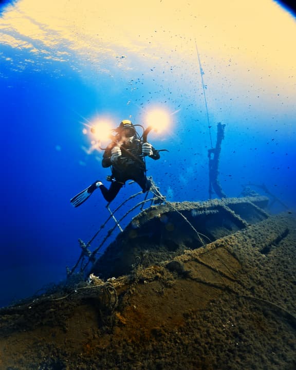 Foto Diving Chia: Due torce sopra un relitto. Quando l'esplorazione diventa cinema.