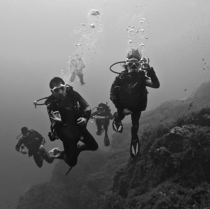 Foto Diving Chia: OK in profondità. Il segno universale che dice "sto bene" — e che qui significa felicità.