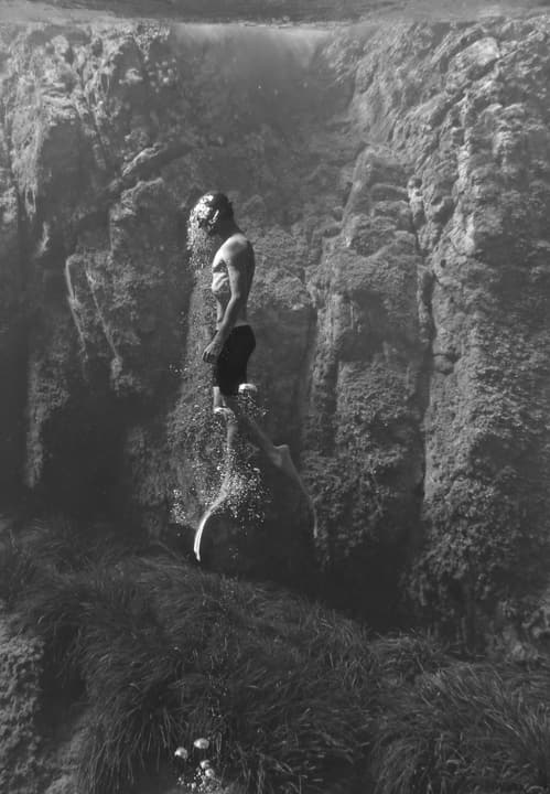 Foto Diving Chia: Apnea tra le faraglie. In bianco e nero, dove finisce la luce e inizia il silenzio.