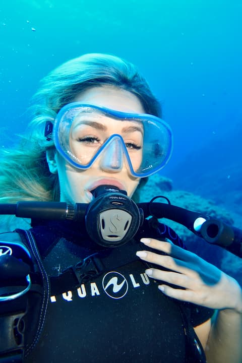 Foto Diving Chia: Lo sguardo blu. Il mare si specchia nelle iridi e tutto il resto sparisce.