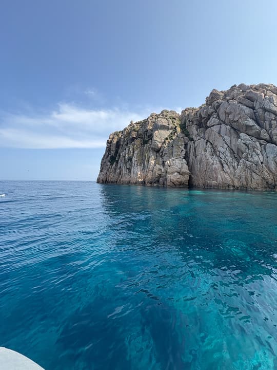 Foto Diving Chia: La falesia che cade in mare. Da qui partono le immersioni più scenografiche.
