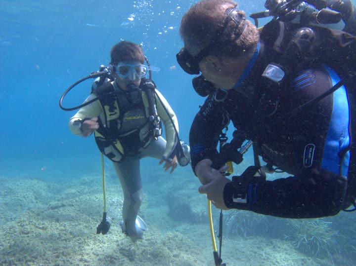 Foto Diving Chia: Primi metri di profondità. La pinna sul fondo, l'istruttore sempre a portata di sguardo.