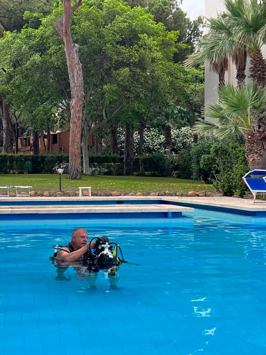 Foto Diving Chia: Vasca, palme, attrezzatura. La nostra piscina-scuola sotto il cielo della Sardegna.