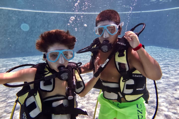 Foto Diving Chia: Due fratelli, due maschere, una bolla doppia. Il primo respiro sott'acqua si ricorda per sempre.