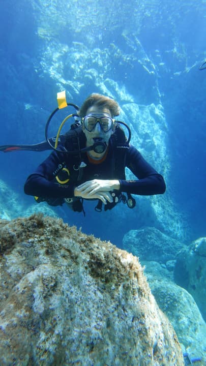 Foto Diving Chia: A pochi centimetri dalla parete. La roccia che racconta milioni di anni di Mediterraneo.