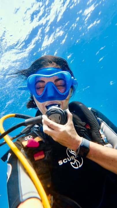 Foto Diving Chia: Selfie a un respiro dalla superficie. La risata che non riesci a trattenere.