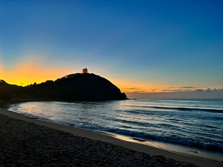 Foto Diving Chia: Torre del Budello al crepuscolo. Sentinella di pietra sul mare, da settecento anni.