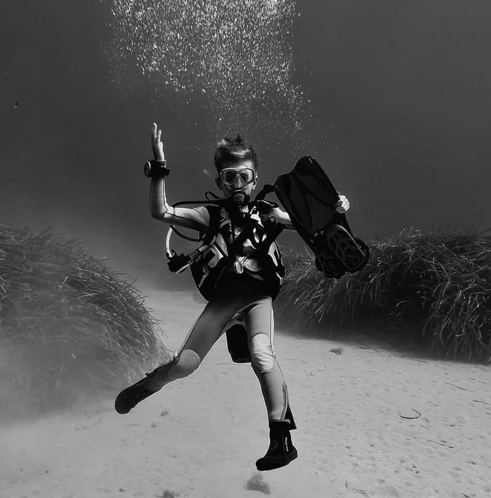 Foto Diving Chia: Posa da pro a 12 anni. Per qualcuno il mare è già una seconda casa.