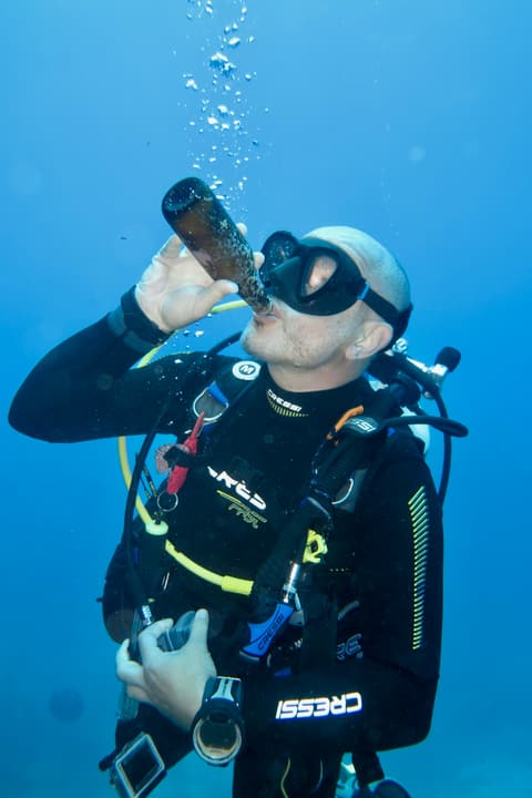 Foto Diving Chia: Bottiglia rinvenuta dal fondo. Si beve l'aria del passato — il vino, ovviamente, è ancora chiuso.