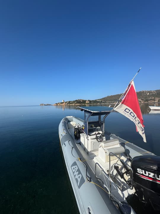 Foto Diving Chia: Bandiera Coltri al vento. Il gommone scalda i motori davanti alla Torre del Budello.
