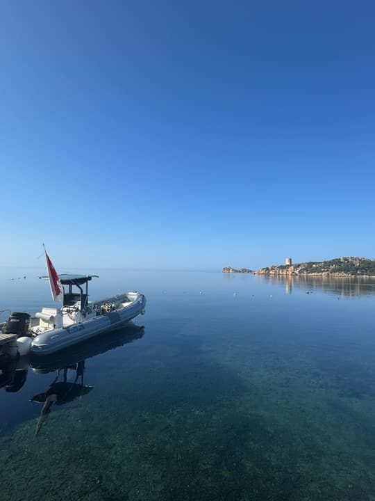 Foto Diving Chia: Mare di tela, gommone fermo. La quiete prima della prima discesa del mattino.