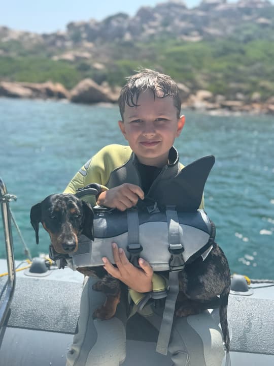 Foto Diving Chia: Equipaggio non-umano. Il bassotto è la vera mascotte di bordo.