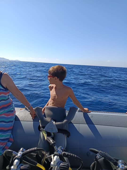 Foto Diving Chia: Lo sguardo all'orizzonte. La pausa che separa un'immersione dall'altra.