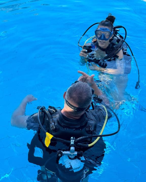 Foto Diving Chia: Lezione di superficie in piscina. Si comincia dall'acqua bassa, sempre.