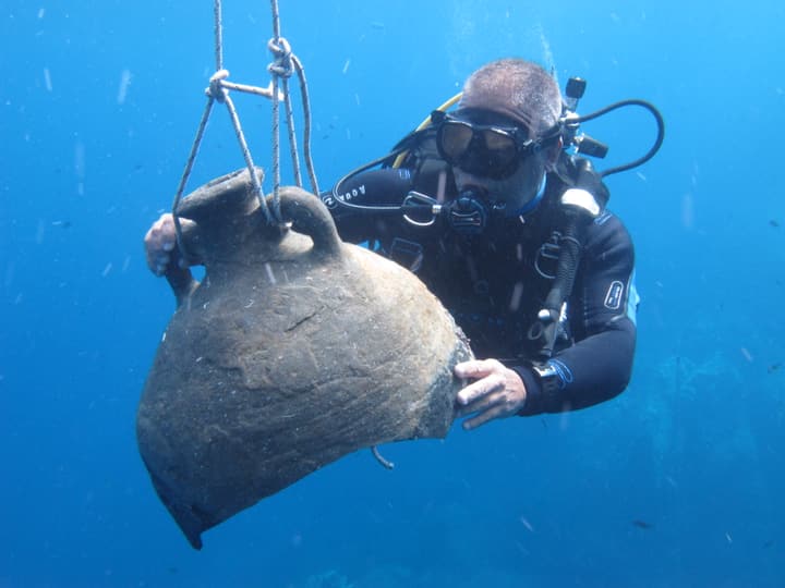Foto Diving Chia: Recupero archeologico. Le anfore si sollevano lentamente, come si tratta una memoria fragile.